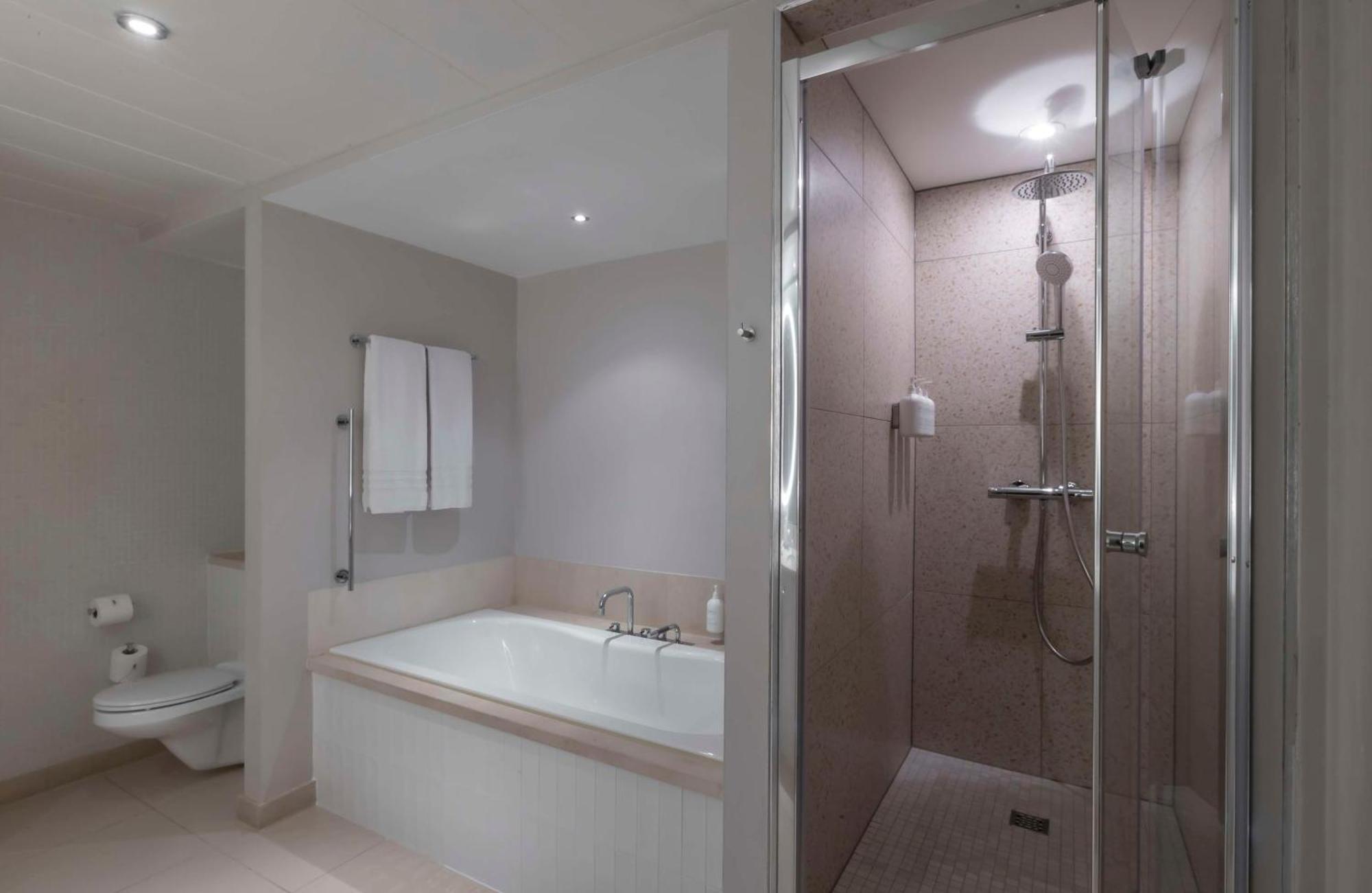 莫里森酒店-希尔顿逸林酒店 都柏林 外观 照片 A shower cubicle